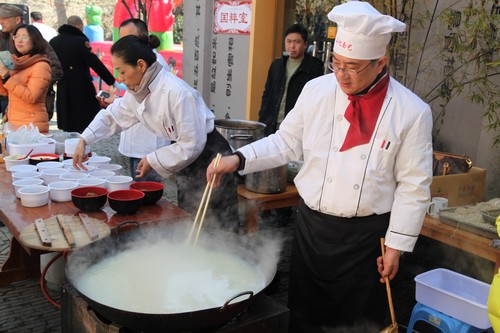 领奔驰享火锅 太极熊猫蜗牛年会嗨起来